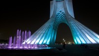 Menara Azadi atau Menara Kebebasan yang terletak di pusat Iran didirikin untuk memperingati 2.500 tahun berdirinya Negara Kekaisaran Iran. Setelah Revolusi 1979, bangunan ini menjadi tempat pertemuan besar yang merayakan Republik Islam Iran. (iStock)