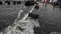 Bagi Anda yang berada di kawasan Muara Angke, diminta untuk berhati-hati saat cuaca buruk.