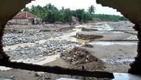 Kawasan Jasinga, Bogor, juga terdampak banjir bandang. Banjir bandang yang terjadi pada Rabu (1/1/2020) tersebut mengakibatkan 22 rumah rusak, dua jembatan gantung terputus dan seorang warga meninggal dunia di kampung Parung Sapi, Desa kalong Sawah. ANTARA FOTO/Arif Firmansyah.