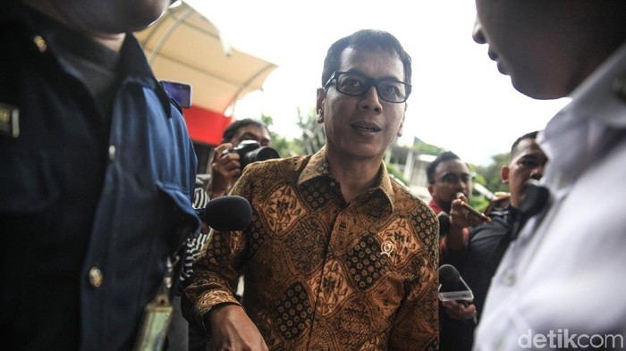 Menteri Pariwisata dan Ekonomi Kreatif (Menparekraf) Wishnutama menyambangi gedung KPK, Jakarta, Kamis (9/1/2020). Wishnutama mengaku hendak menyetorkan Laporan Harta Kekayaan Penyelenggara (LHKPN).