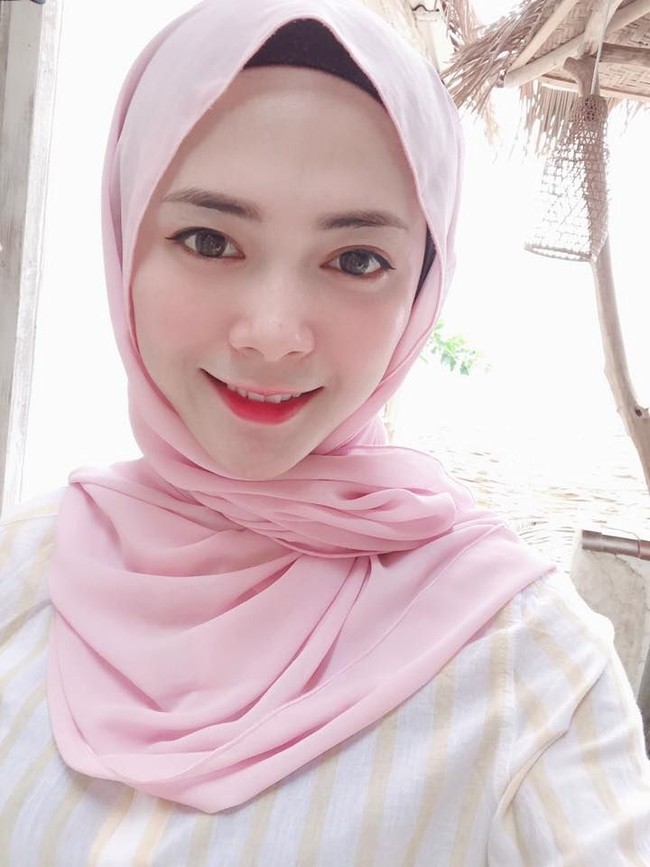 Roslinda Embran merupakan ibu rumah tangga asal Malaysia. Ia yang juga seorang streamer video game di Facebook meraup Rp 60 juta dari bermain game onlien PUBG. Foto: Facebook MissRose Gaming