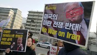 Aksi protes menolak perang Amerika Serikat-Iran juga turut terjadi di depan kantor Kedutaan Besar Amerika Serikat di Korea Selatan yang berlokasi di Kota Seoul, Kamis (9/1/2020). Getty Images/Chung Sung-Jun.