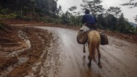 Distribusi logistik kepada warga korban bencana masih menjadi kendala dalam penanganan bencana tanah longsor karena akses jalan yang terputus.