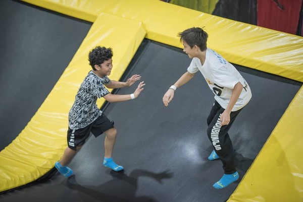 Berlokasi di Jl. Metro Pondok Indah, Kebayoran Lama, Jakarta Selatan, Houbii memiliki banyak pilihan permainan lain selain trampolin. Ada x slide untuk sensasi meluncur dengan ketinggian 7 meter dan kemiringan 90 derajat, Ninja Course yang akan mengajak traveler melewati rintangan-rintangan ninja dan masih banyak permainan lainnya. (Houbii_id/instagram) Berlokasi di Jl. Metro Pondok Indah, Kebayoran Lama, Jakarta Selatan, Houbii memiliki banyak pilihan permainan lain selain trampolin. Ada x slide untuk sensasi meluncur dengan ketinggian 7 meter dan kemiringan 90 derajat, Ninja Course yang akan mengajak traveler melewati rintangan-rintangan ninja dan masih banyak permainan lainnya. (Houbii_id/instagram)
