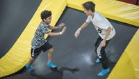 Kalau suka main trampolin, traveler bisa datang ke Houbii. Di sini juga punya banyak permainan yang asik untuk anak-anak hingga dewasa. (Houbii_id/instagram)