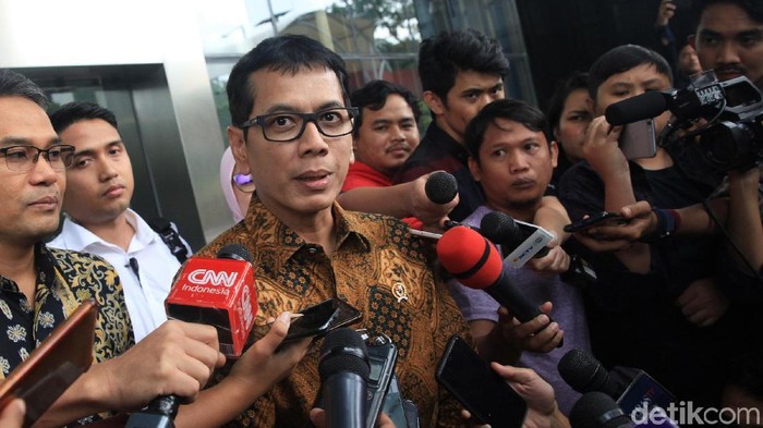 Menteri Pariwisata dan Ekonomi Kreatif (Menparekraf) Wishnutama menyambangi gedung KPK, Jakarta, Kamis (9/1/2020). Wishnutama mengaku hendak menyetorkan Laporan Harta Kekayaan Penyelenggara (LHKPN).