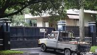 Komisi Pemberantasan Korupsi (KPK) telah menyegel ruang kerja komisioner KPU Wahyu Setiawan, yang terjerat operasi tangkap tangan (OTT) KPK. Selain ruang kerja itu, rumah dinas Wahyu juga telah disegel.