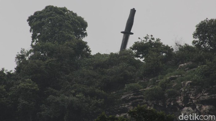 Belati raksasa tertancap di bukit gunung manik