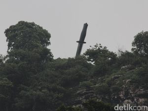 Mudik via Bandung, Ada Belati Raksasa Tertancap di Gunung Manik KBB