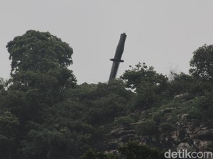 Mudik via Bandung, Ada Belati Raksasa Tertancap di Gunung Manik KBB