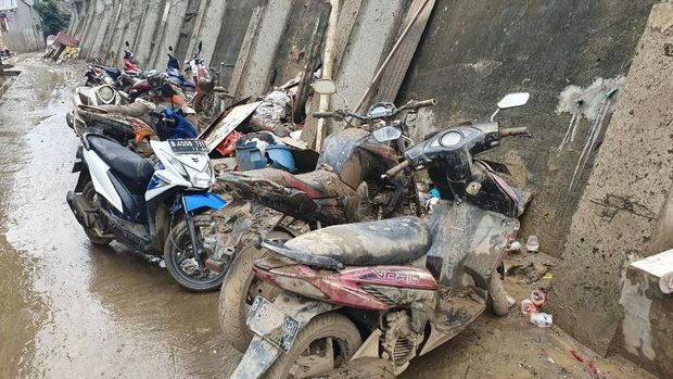 Pondok Gede Permai Usai Banjir: Lumpur Mengendap, Sampah Nyangkut di Genteng