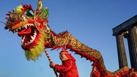 Atraksi barongsai menjadi salah satu penampilan yang paling dinanti dalam perayaan Imlek di Kota Edinburgh, Skotlandia, tersebut.