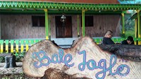 Nuansa Betawi yang kental juga terlihat dari bentuk bangunan serta ornamen warung yang khas.