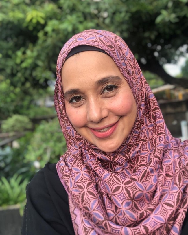 Aktris senior Ayu Azhari yang dikenal sebagai model dan bintang film juga memiliki darah keturunan India. Tak heran paras cantiknya beda, bikin susah lupa. Darah India itu didapatkan Ayu dari sang ayah. Foto: Instagram ayukhadijahazhari