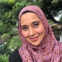 Aktris senior Ayu Azhari yang dikenal sebagai model dan bintang film juga memiliki darah keturunan India. Tak heran paras cantiknya beda, bikin susah lupa. Darah India itu didapatkan Ayu dari sang ayah. Foto: Instagram ayukhadijahazhari