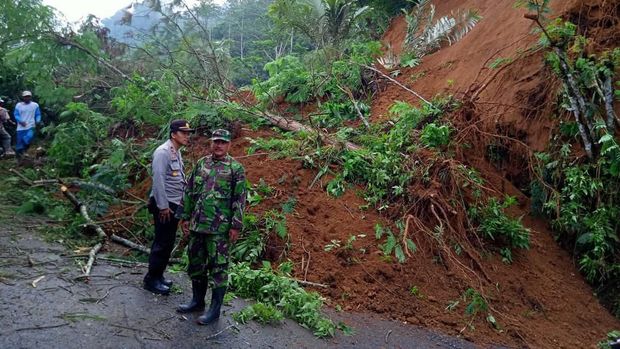 Jalur Utama Menuju Wisata Dieng Putus Total Tertutup Tanah Longsor