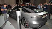Mobil ramah lingkungan ini menggunakan konsep sedan, dengan paket teknologi tinggi yang penuh fasilitas hiburan. Melansir laman The Verge, Sony Vision-S dibekali 33 sensor berbeda, baik di dalam maupun luar mobil. Mobil masa depan ini juga dilengkapi beberapa panel layar, sistem audio, dan konektivitas yang selalu aktif. Istimewa/Dok. Sony via Newspress.