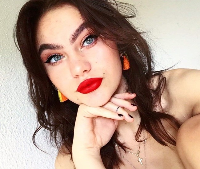 Meski ada yang mengomentari jahat, tak disangka jika alis tebal tersebut menarik perhatian para fotografer untuk melakukan pemotretan. Itu adalah bagian keren dari itu, aku bisa membantu membuatnya lebih diterima, jika banyak orang melihatnya, mungkin mereka tidak akan menilainya (buruk), ujarnya. Foto: Instagram @_sarahmarieclark_