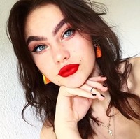 Meski ada yang mengomentari jahat, tak disangka jika alis tebal tersebut menarik perhatian para fotografer untuk melakukan pemotretan. Itu adalah bagian keren dari itu, aku bisa membantu membuatnya lebih diterima, jika banyak orang melihatnya, mungkin mereka tidak akan menilainya (buruk), ujarnya. Foto: Instagram @_sarahmarieclark_