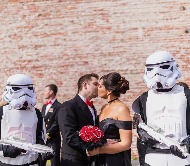 Jika kamu adalah salah satu penggemar Star Wars, maka inspirasi pernikahan ini bisa kamu jadikan rekomendasi untuk pernikahanmu kelak. Inspirasi pernikahan ala Star Wars ini datang dari pasangan bernama Tiffany dan Kyle. Foto: dok. dragon photo studio