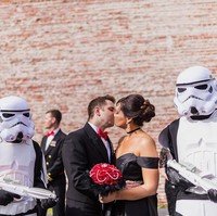 Jika kamu adalah salah satu penggemar Star Wars, maka inspirasi pernikahan ini bisa kamu jadikan rekomendasi untuk pernikahanmu kelak. Inspirasi pernikahan ala Star Wars ini datang dari pasangan bernama Tiffany dan Kyle. Foto: dok. dragon photo studio