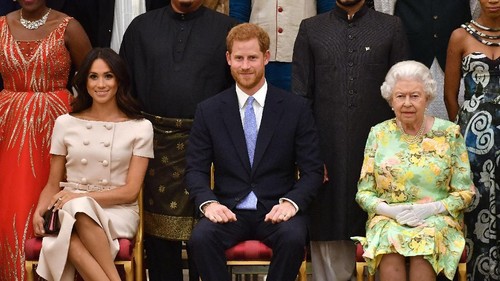 LONDON, ENGLAND - JUNE 26: Meghan, Duchess of Sussex, Prince Harry, Duke of Sussex and Queen Elizabeth II at the Queens Young Leaders Awards Ceremony at Buckingham Palace on June 26, 2018 in London, England. The Queens Young Leaders Programme, now in its fourth and final year, celebrates the achievements of young people from across the Commonwealth working to improve the lives of people across a diverse range of issues including supporting people living with mental health problems, access to education, promoting gender equality, food scarcity and climate change.  (Photo by John Stillwell - WPA Pool/Getty Images)