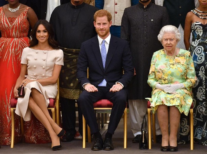Pangeran Harry dan Meghan Markle LONDON, ENGLAND - JUNE 26: Meghan, Duchess of Sussex, Prince Harry, Duke of Sussex and Queen Elizabeth II at the Queens Young Leaders Awards Ceremony at Buckingham Palace on June 26, 2018 in London, England. The Queens Young Leaders Programme, now in its fourth and final year, celebrates the achievements of young people from across the Commonwealth working to improve the lives of people across a diverse range of issues including supporting people living with mental health problems, access to education, promoting gender equality, food scarcity and climate change. (Photo by John Stillwell - WPA Pool/Getty Images)