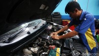 Mesin juga diperiksa dan dibersihkan.