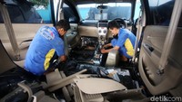 Kursi harus dilepas untuk menghilangkan lumpur yang mengendap di dalam mobil.
