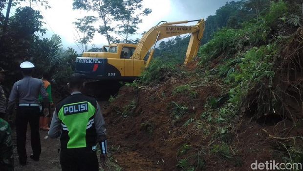 Percepat Pembukaan Jalan ke Dieng, BPBD Kerahkan 3 Alat Berat