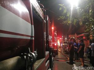 Rumah Ketua RW dan RT di Makassar Terbakar, Polisi Bersenjata Jaga Lokasi