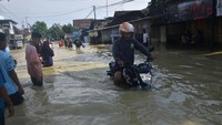 Intensitas hujan yang tinggi ditambah meluapnya Sungai Tuntang menyebabkan banjir merendam lima kecamatan di Grobogan, Jawa Tengah.