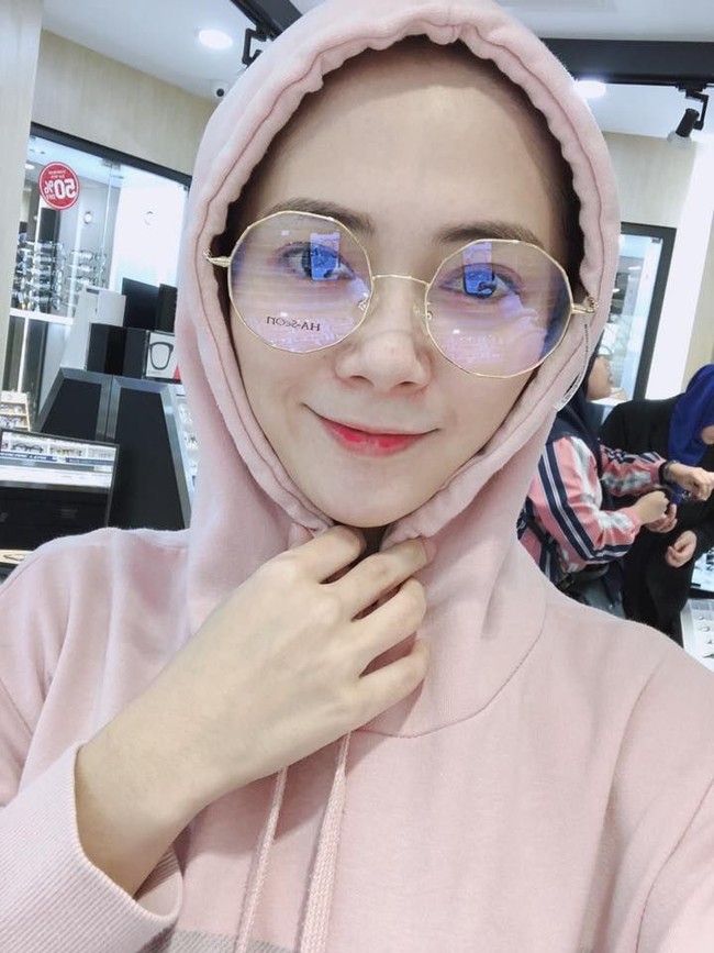 “Awalnya, saya hanya bisa berharap uang dari suami saya. Tapi sekarang sebagai streamer video game, kontrak kami bergantung pada penonton kami. Jika kami streaming setiap hari, Facebook akan menghubungi Anda untuk menjadikan Anda seorang mitra, imbuh Lynda Foto: Facebook