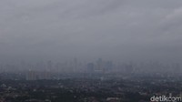Suasana gedung-gedung tinggi di kota Jakarta tampak diselimuti oleh kabut dan awan mendung, Kamis (9/1/2020).