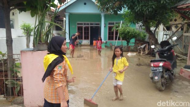 Lumpur masih menggenang di permukiman warga Brebes, Kamis (9/1/2020).