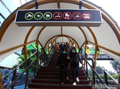 Asyik,.. JPO Pasar Minggu Sudah Bisa Dipakai Lagi