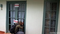 Pantauan detikcom, awak media nampak datang untuk memotret ruang kerja komisioner KPU Wahyu Setiawan yang disegel oleh KPK tersebut.