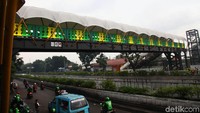 JPO tersebut terlihat lebih artistik lantaran nyala dinding yang didominasi warna kuning dan hijau. Saat malam tiba, JPO itu makin cantik dihiasi dengan lampu berwarna. 