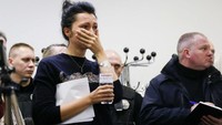 Para keluarga dan kerabat korban menangis. AP Photo/Efrem Lukatsky.