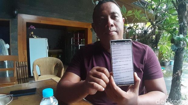 Agung Purnomo, orang tua murid SMAN di Sragen yang diteor karena tak berjilbab.