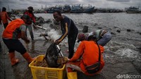 Pasukan oranye langsung diturunkan untuk membersihkan lokasi.