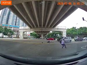 Ditabrak Mobil, Pemotor Ini Malah Keluarkan Jurus Bela Diri