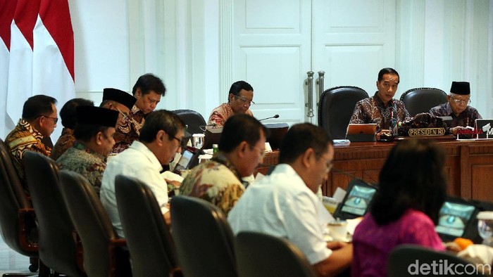 Presiden Jokowi menggelar rapat terbatas dengan para menteri dan kepala lembaga. Ratas tersebut membahas penanganan kasus kekerasan terhadap anak.