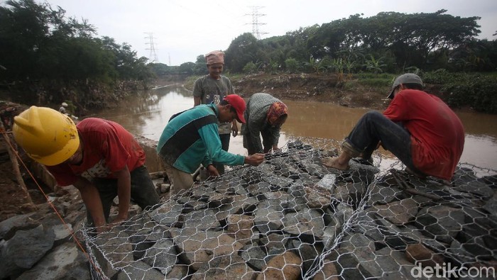 Tanggul Kali Bekasi yang jebol hingga mengakibatkan banjir di kawasan Bekasi mulai diperbaiki. Sejumlah pekerja dikerahkan untuk memperbaiki tanggul itu.
