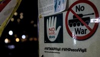 Sejumlah penanda anti-perang juga terlihat di kawasan Gedung Putih, Washington D.C, sebagai reaksi masyarakat atas aksi Amerika melakukan serangan udara hingga menewaskan Jenderal Qassem Soleimani. Getty Images/Alex Wroblewski.