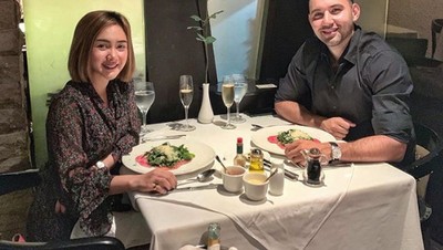 Intip Momen Romantis Makan Berdua Pasangan Roy Geurts dan Cita Citata