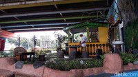 Bale yang dilengkapi dengan warung ini membuat warga dapat santai sambil ngopi sejenak.