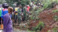 Camat Karangkobar, Waris Puji Rahayu, mengatakan longsor di Desa Slatri masih menutup akses jalan ke Dieng dan Banjarnegara-Pekalongan hingga saat ini. Selain petugas, warga dan relawan, alat berat diterjunkan untuk mempercepat evakuasi material tanah longsor.