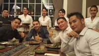 Bersama dengan rekannya, ini momen saat Roy Geurts berada di sebuah restoran. Tampak banyak pelayan dari restoran yang juga ikut berpose. Foto: Instagram @rygrts