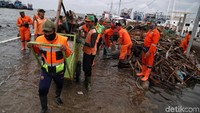 Pasang air laut juga membawa banyak material khususnya sampah.
